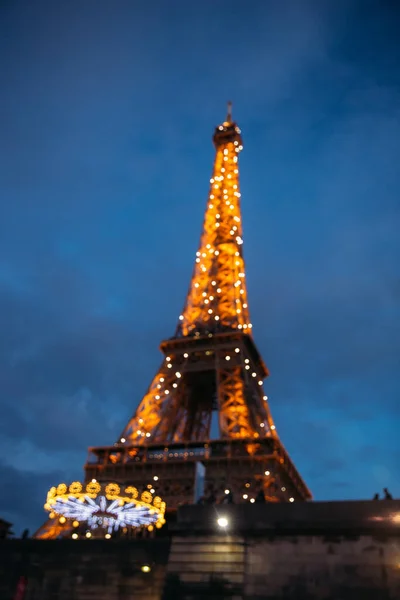 PARÍS, FRANCIA - 21 de octubre de 2017: Vista de la toalla Eiffel desde el puente. Torre Eiffel desenfocada por la noche brillan — Foto de Stock