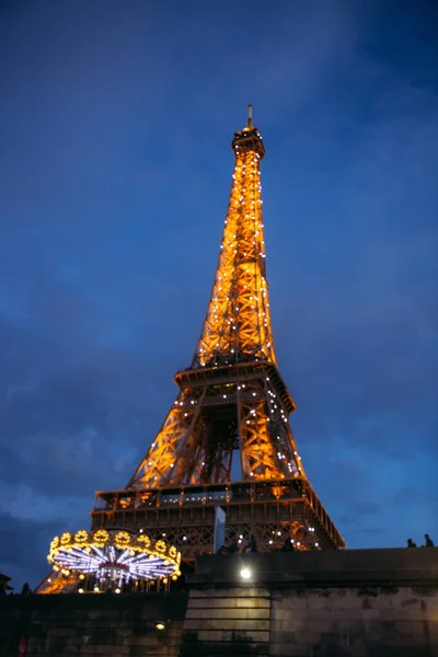 PARIS, FRANKREICH - 21. Oktober 2017: Blick auf das Eiffeltuch vom Fluss Siene aus. Eiffelturm im nächtlichen Glanz — Stockfoto