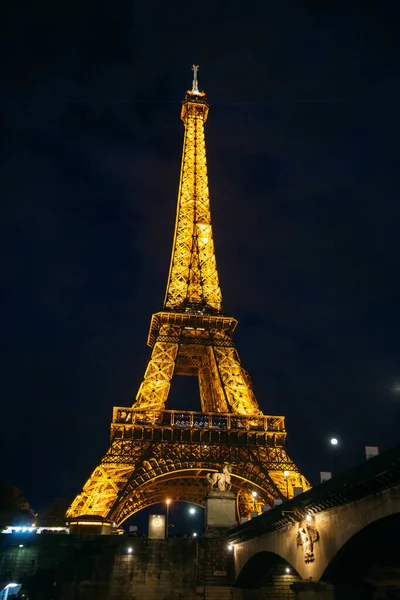 PARIS, FRANKREICH - 21. Oktober 2017: Blick auf das Eiffeltuch vom Fluss Siene aus. Eiffelturm im nächtlichen Glanz — Stockfoto