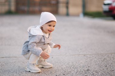 Dışarıdaki küçük adamla şirin bir solungaç oyunu. Yorkshire terrer oyun ve atlama. Sevimli Gilr, evcil hayvanınla iyi eğlenceler.