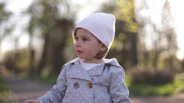 Närbild porträtt av bedårande liten flicka. Ett och ett halvt år flicka leende — Stockvideo