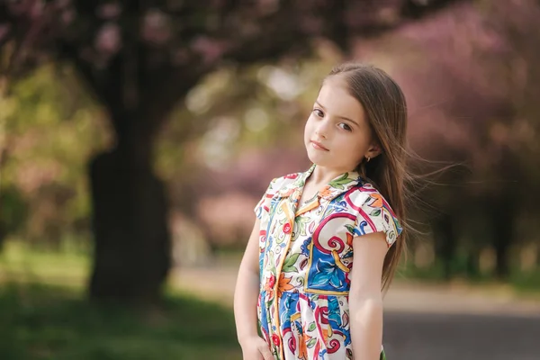 Νεαρό κορίτσι μοντέλο ποζάρει στο φωτογράφο. Γυναίκα παιδί i όμορφο φόρεμα έξω — Φωτογραφία Αρχείου