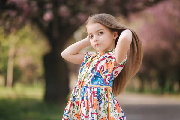젊은 여자 모델은 사진 작가에게 포즈를 취한다. 아름다운 옷을 입은 여자 아이 — 스톡 사진