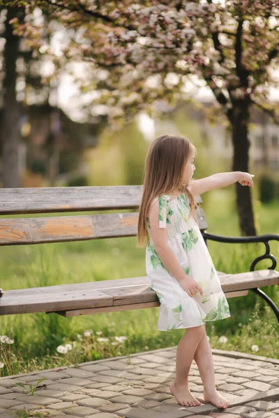 可爱的小女孩赤脚在公园里走着。快乐的孩子花时间在新鲜空气上。检疫结束 — 图库照片