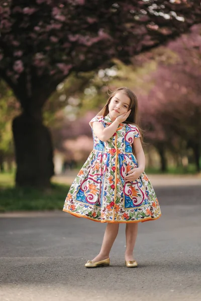 Giovane ragazza modello posa per fotografo. Femmina bambino i bello vestito al di fuori — Foto Stock