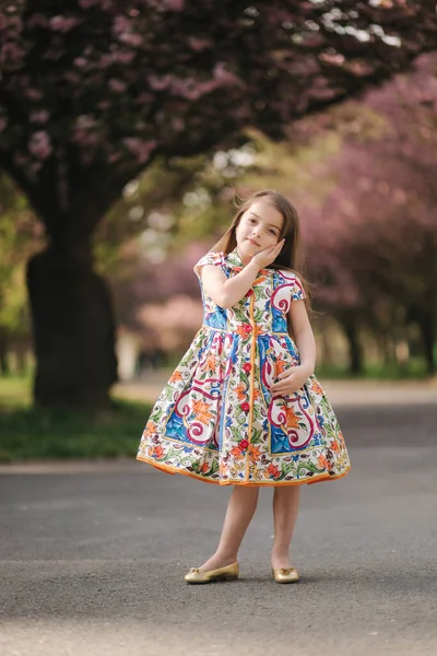 Jong meisjesmodel poseert voor fotograaf. vrouwelijk kind ik mooi jurk buiten — Stockfoto