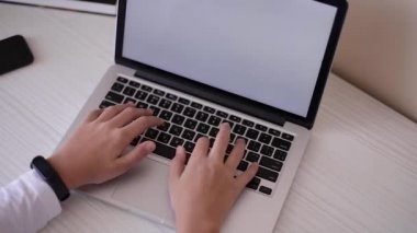 Okulda okuyan çocuğun ders çalışırken dizüstü bilgisayarını ilk gören kişi. Ergen çocuk karantina hakkında ödev yapıyor. Model