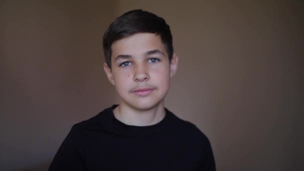 Βίντεο του νεαρού σχολιαρόπαιδου στο σπίτι με μαύρο πουκάμισο. Μέση επιλογή του όμορφου έφηβος αγόρι — Αρχείο Βίντεο