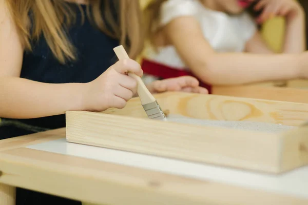 Děti ve třídě kreslí pískem. Děti používají střapec k rawingu. Školka — Stock fotografie