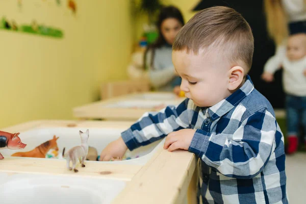 Lindos niños de un año juegan juntos en la guardería. Adorables niños pequeños aprendiendo — Foto de Stock