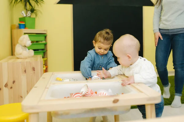 Lindos niños de un año juegan juntos en la guardería. Adorables niños pequeños aprendiendo — Foto de Stock