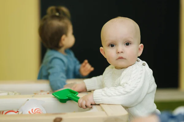 Lindos niños de un año juegan juntos en la guardería. Adorables niños pequeños aprendiendo — Foto de Stock