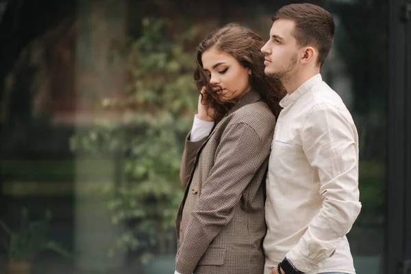 Portret van een verliefd stel. Jonge man en vrouw met krullend haar buiten — Stockfoto