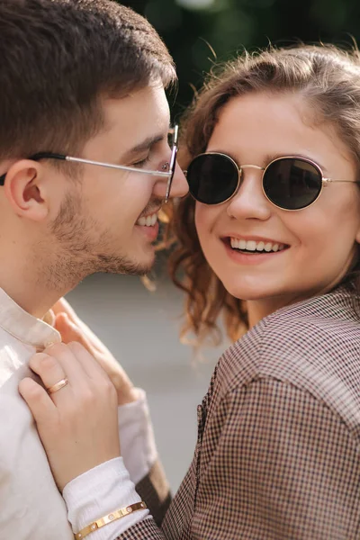 Primer retrato de dos personas besándose al aire libre. Hermosa pareja de hombre guapo y atractiva mujer joven con el pelo rizado. Vista lateral — Foto de Stock