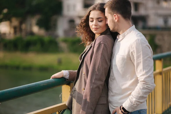 Hamdsome man zoent zijn vriendin op de bruid. Gelukkige vrouw sluit haar ogen. Ruimte voor tekst — Stockfoto