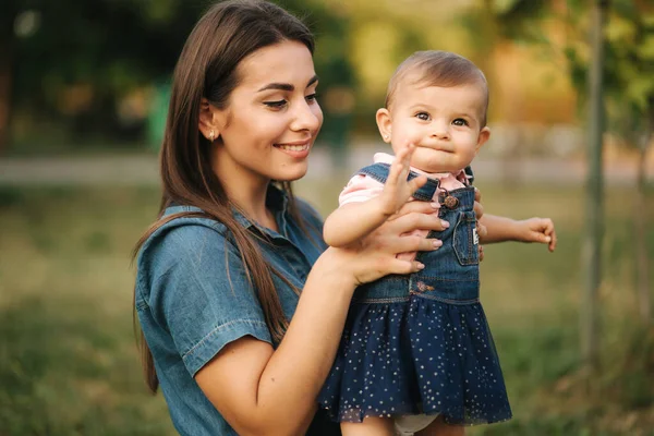 Maman Joue Avec Sa Petite Fille Dans Le Parc Bon Moment Bebe Mignon Avec Belle Maman Exterieur Heureux Stock Photo