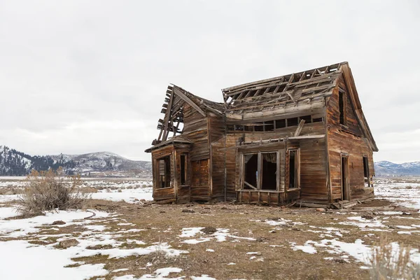 Заброшенный фермерский дом — стоковое фото