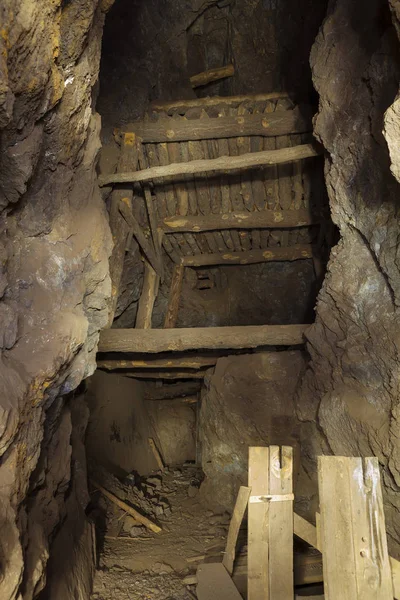 Dentro da mina de ouro abandonada — Fotografia de Stock