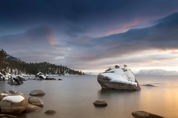 Winter Lake Tahoe Sonnenuntergang am Bonsai-Felsen — Stockfoto