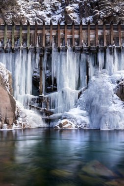 Eski günlük su flumes sızıntıları oluşturan buz sarkıtları ile. California, Nevada, sınırı yakınında Truckee nehir boyunca.