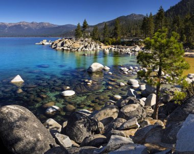 Kum liman, Lake Tahoe, Nevada üzerinde bir güneşli gün mavi gökyüzü ile ve temiz su.