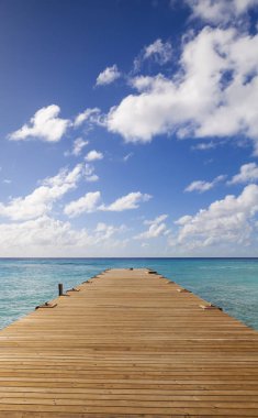 Ahşap iskele üzerinde tropikal ada, Grand Turk mavi gökyüzü, bulutlar ve turkuaz su ile Karayipler.