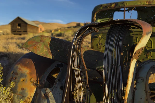 放棄された日の出ネバダ州の砂漠での車両. — ストック写真