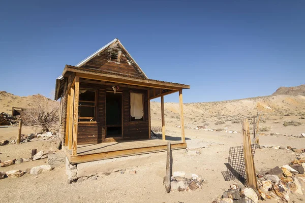 Abandonada cidade fantasma casa ou barraca no deserto de Nevada sob céu azul claro . — Fotografia de Stock