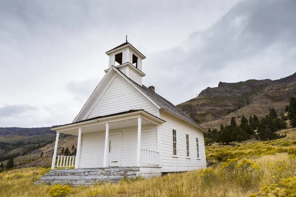 Old School House ou une église dans le domaine près de Summer Lake Oregon — Photo