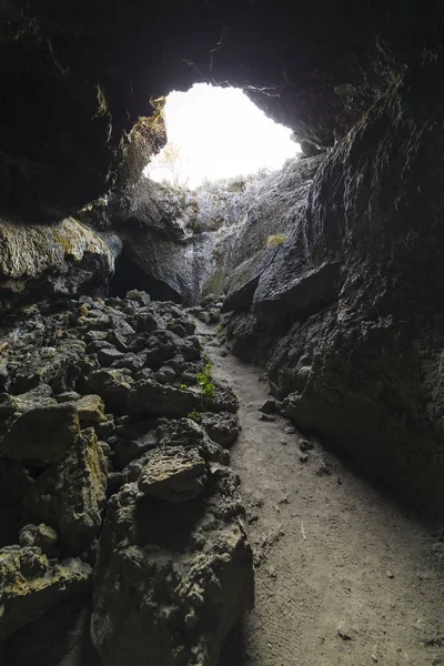 Trail through a Lava Tube at Lava Beds National Park in Northern California — Stock Photo, Image