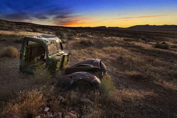 Antiguo vehículo abandonado en el desierto de Nevada al amanecer . — Foto de Stock