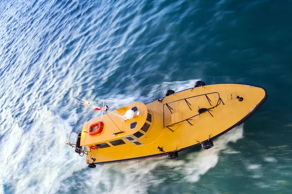 Hareket kaydırma hız sarı Pilot teknenin denizde atış bulanık