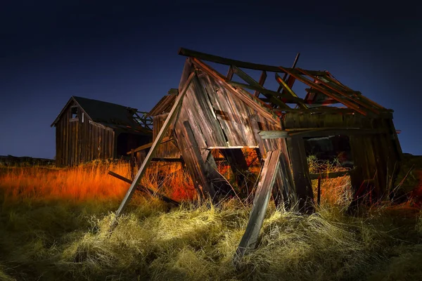 Vieilles cabanes de pêche abandonnées la nuit, lumière peinte. Les Dalles, Oregon . — Photo
