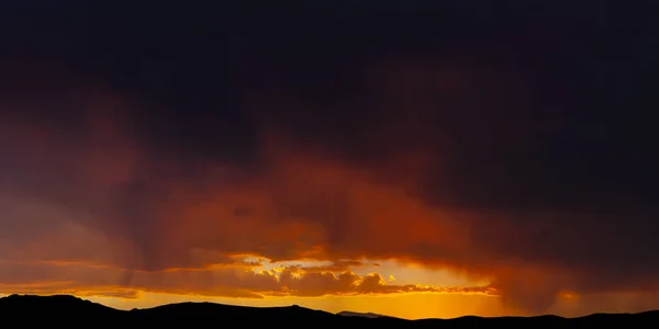 Puesta de sol ardiente con lluvia en el horizonte —  Fotos de Stock