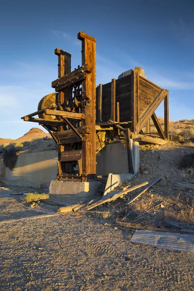 Old mining stamp mill in early morning light with blue sky. — Stock Photo, Image