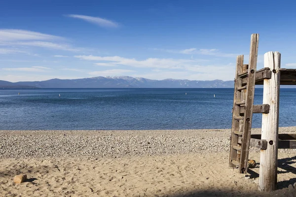 Lake Tahoe kaliforniai strand élet őr platform és létra. — Stock Fotó