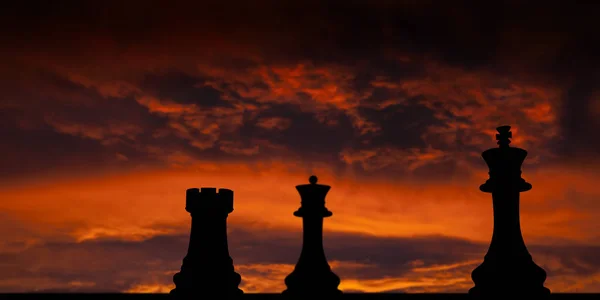 Scacchi scacco matto su sfondo tramonto — Foto Stock