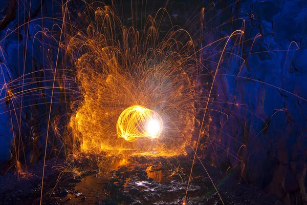 Chuveiros de faíscas brilhantes quentes de lã de aço girando . — Fotografia de Stock
