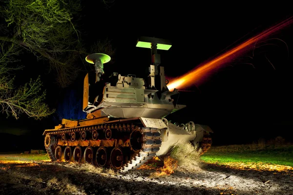 Canhão de queima de tanque abandonado pintado com luz à noite — Fotografia de Stock