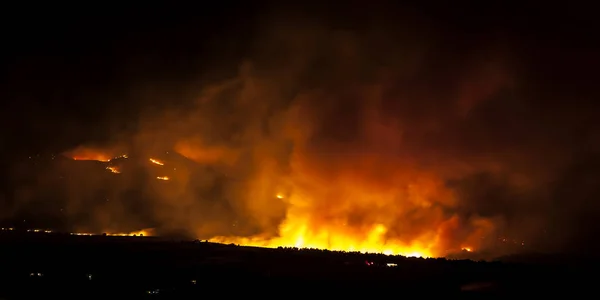 野火燃烧在晚上在北方的内华达州与浓烟和火焰 — 图库照片