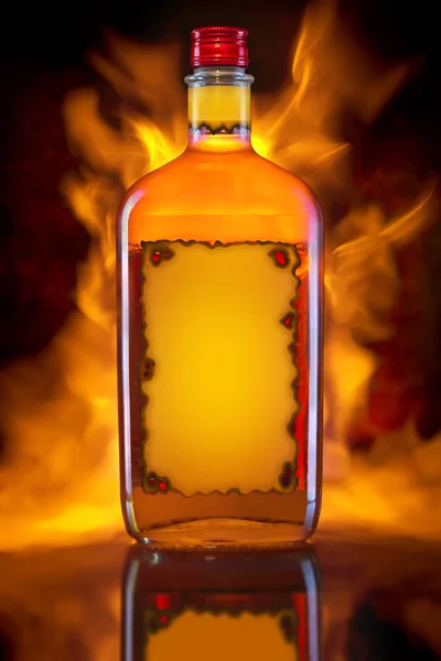 火災の背景を持つウイスキーのボトル — ストック写真