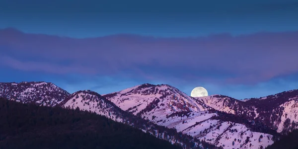 Salida de la luna sobre las montañas con luz rosa brillante alpen —  Fotos de Stock