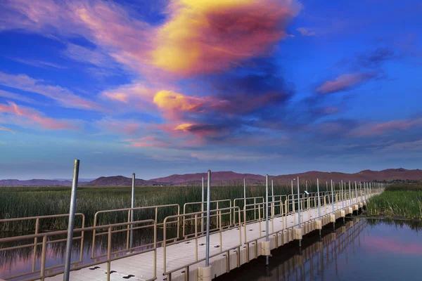 Swan Lake Nature Study Area em Reno, Nevada, ao pôr do sol. Lago e calçadão para assistir a vida selvagem . — Fotografia de Stock