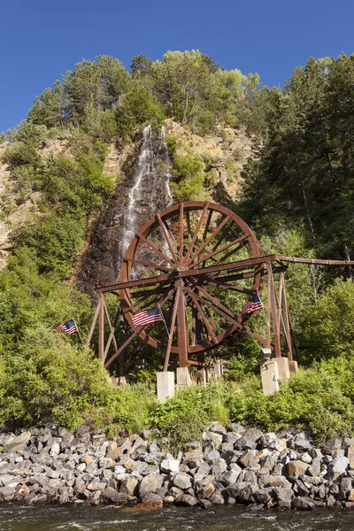 Cascade et roue à eau à Idaho Springs Colorado à côté de l'autoroute I-70 . — Photo