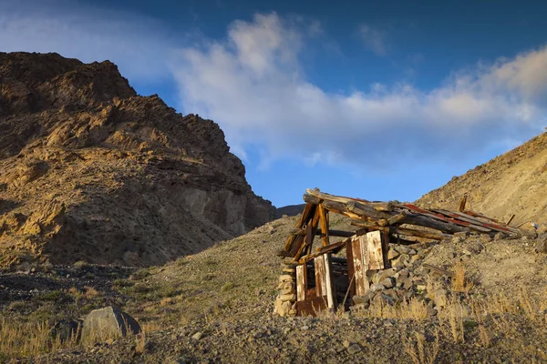 Shack górnictwa starego złota na pustyni Nevada — Zdjęcie stockowe