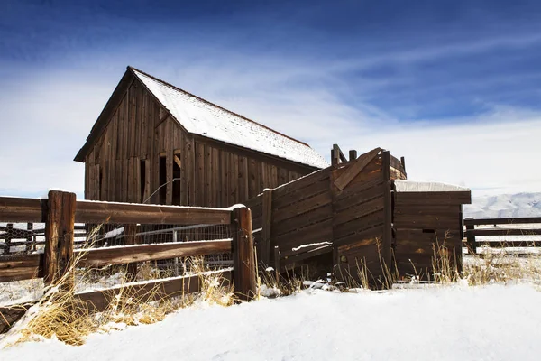 Ancienne grange avec clôture en hiver avec neige . — Photo
