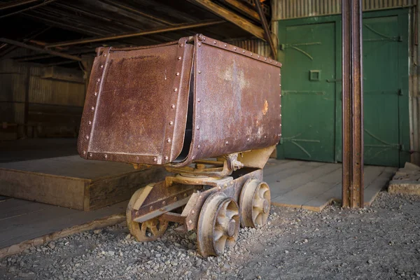 Vecchio carretto di minerale arrugginito — Foto Stock