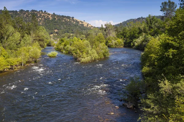 Südgabelung des amerikanischen Flusses in der Nähe des marshall gold discovery state historic park. ein beliebter Ort, um nach Gold zu schürfen. — Stockfoto