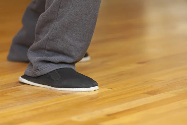 Zapatos de pies y kung fu Tai Chi, profundidad de campo poco profunda, enfoque en el zapato . — Foto de Stock