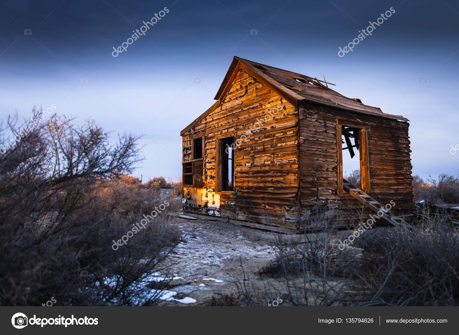 Old abandoned house near Fallon, Nevada at Sunset. — Stock Photo